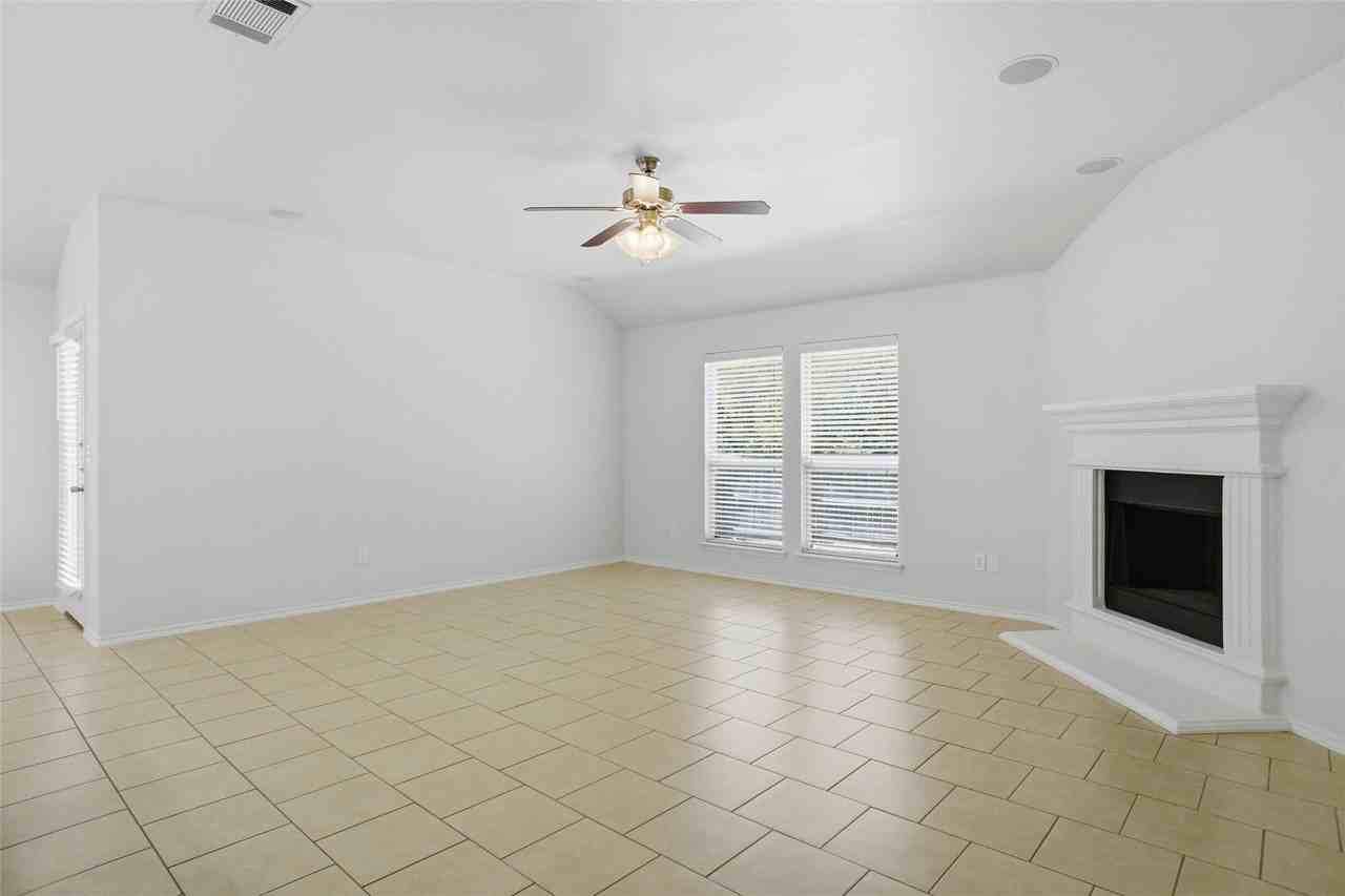 3015 Briarbrook Dr - Photo 4 of 16