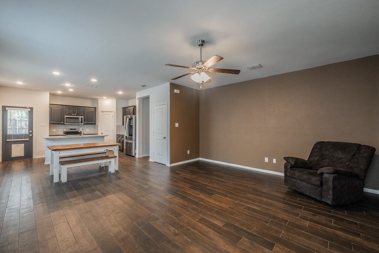 561 Concho St - Photo 4 of 35