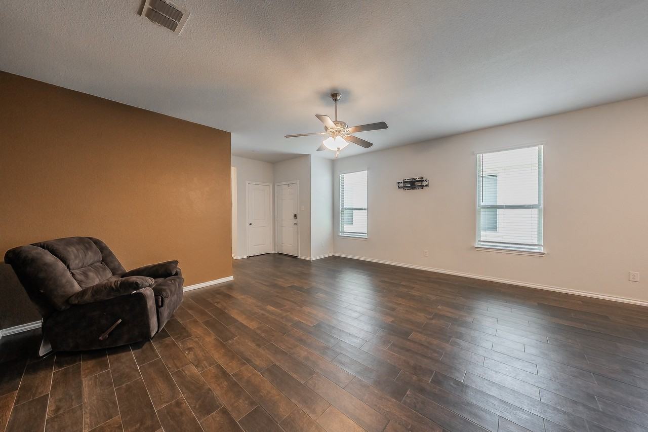 561 Concho St - Photo 6 of 35