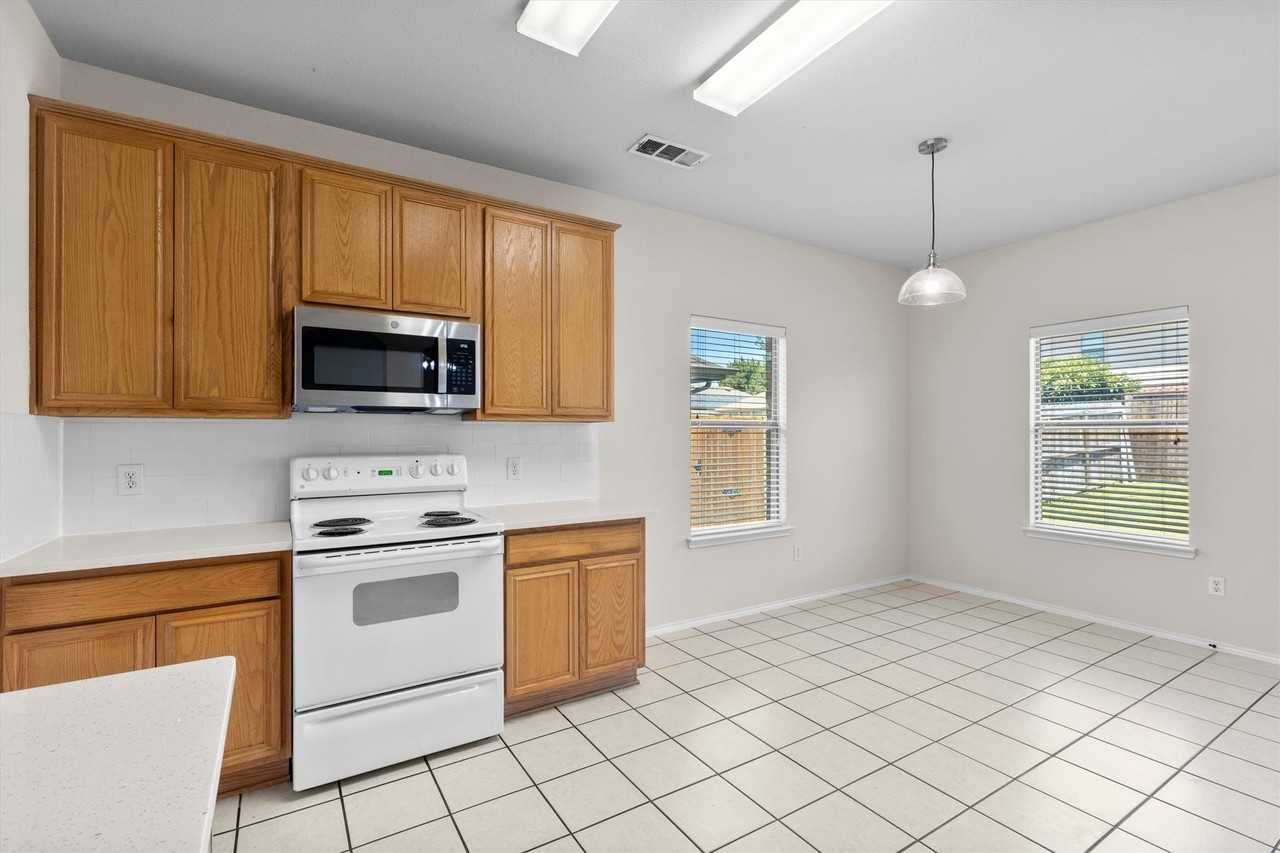 3200 Nandina St - Photo 5 of 21