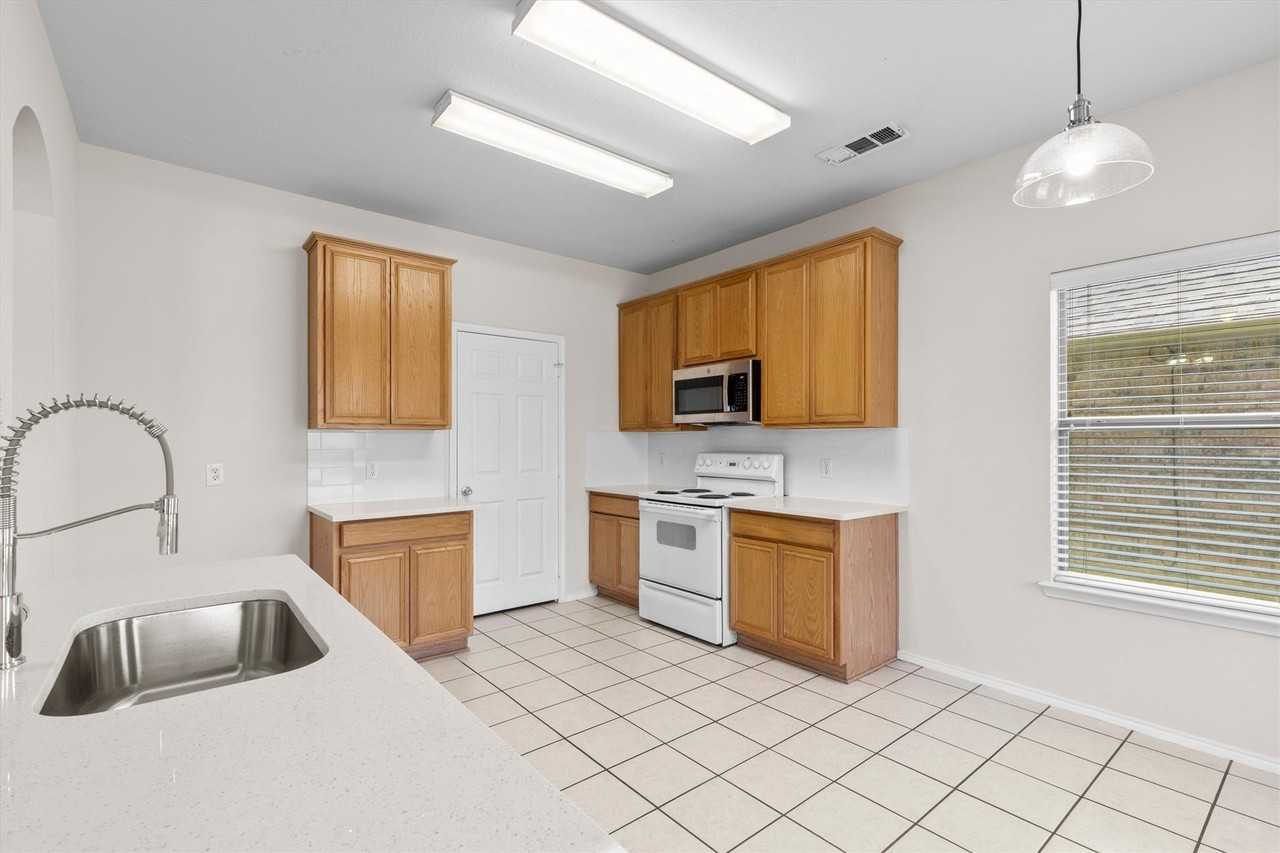 3200 Nandina St - Photo 7 of 21