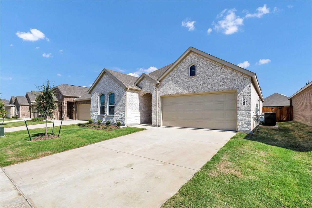 1328 Francesca Dr - Photo 3 of 32