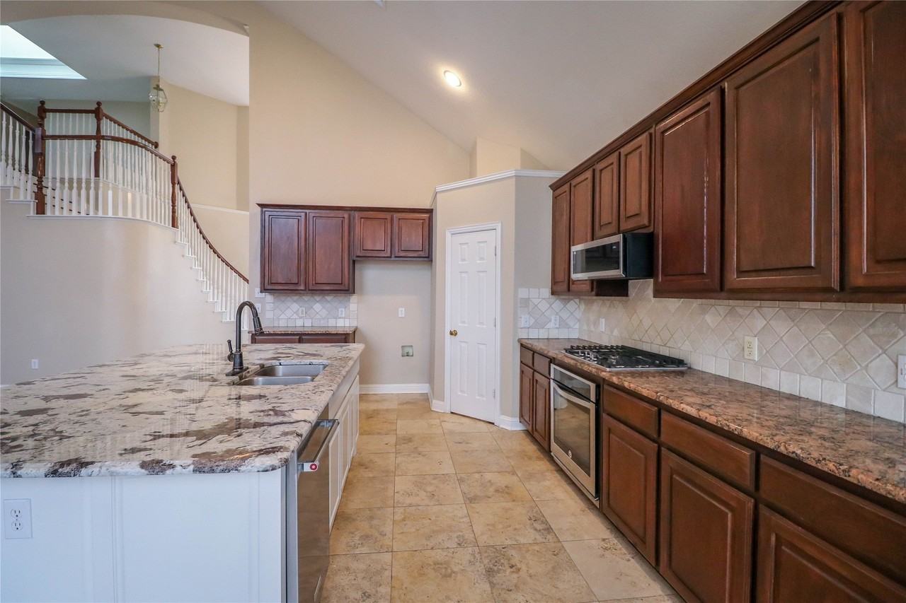 9130 Bottlebrush Ln - Photo 6 of 34