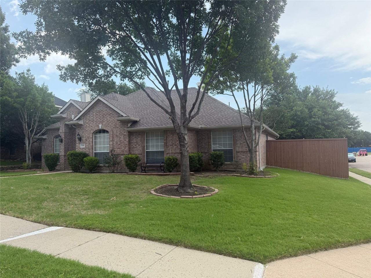 9200 Fairwood Ct - Photo 2 of 28