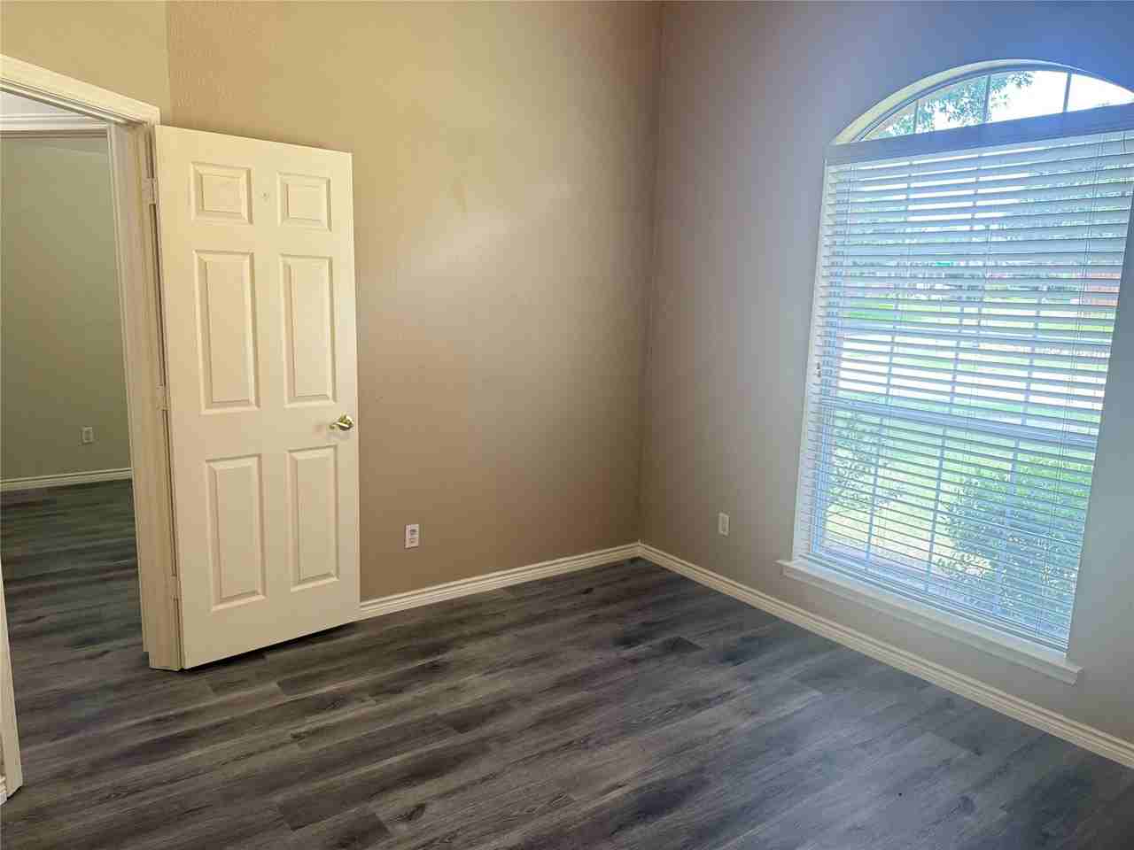 9200 Fairwood Ct - Photo 4 of 28