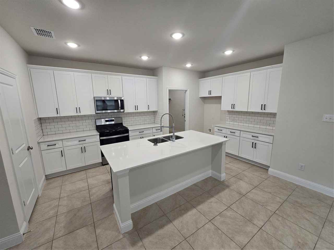 1805 Acosta Dr - Photo 3 of 33