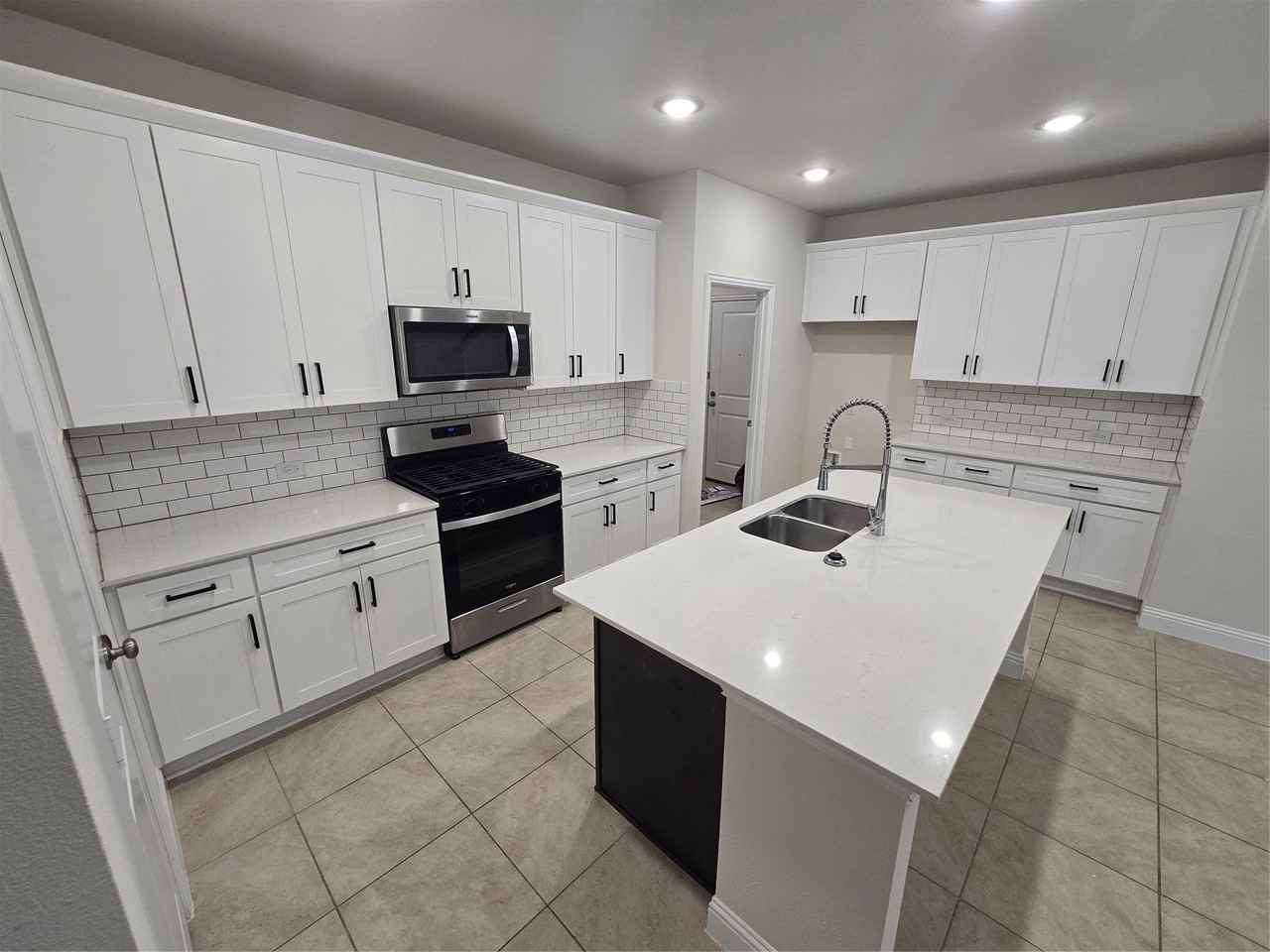 1805 Acosta Dr - Photo 7 of 33