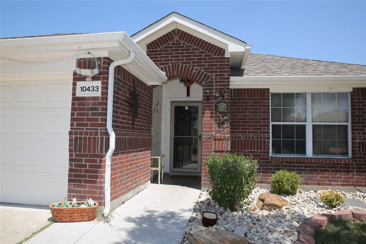 10433 Lake Ter - Photo 2 of 36