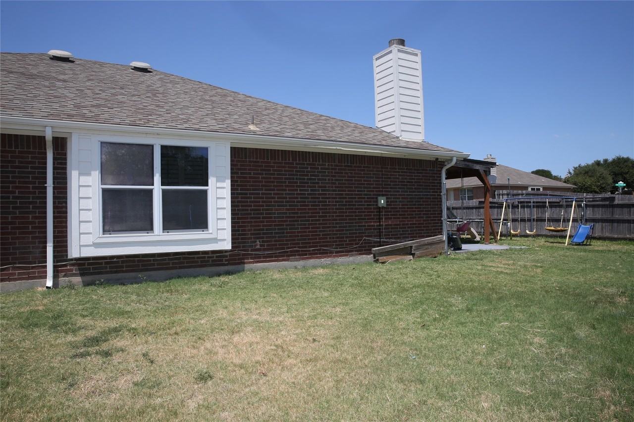 10433 Lake Ter - Photo 4 of 36