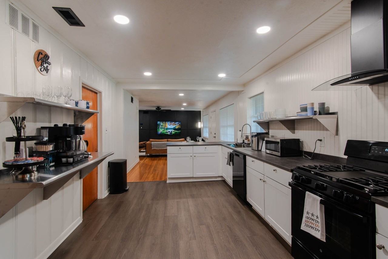 302 Circle Dr - Photo 2 of 11