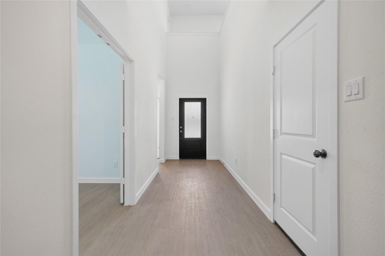 1209 Mistybrook Dr - Photo 3 of 33