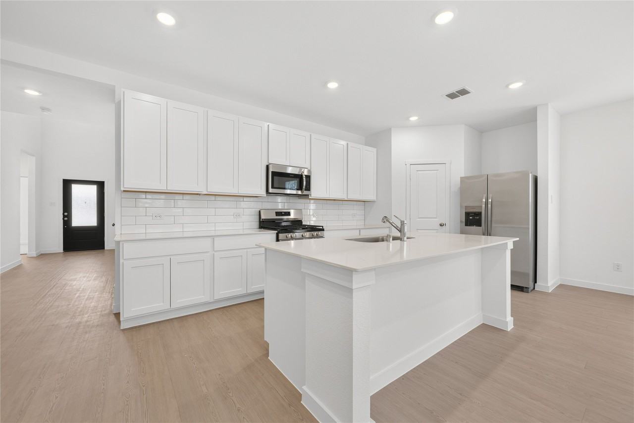 1209 Mistybrook Dr - Photo 4 of 33