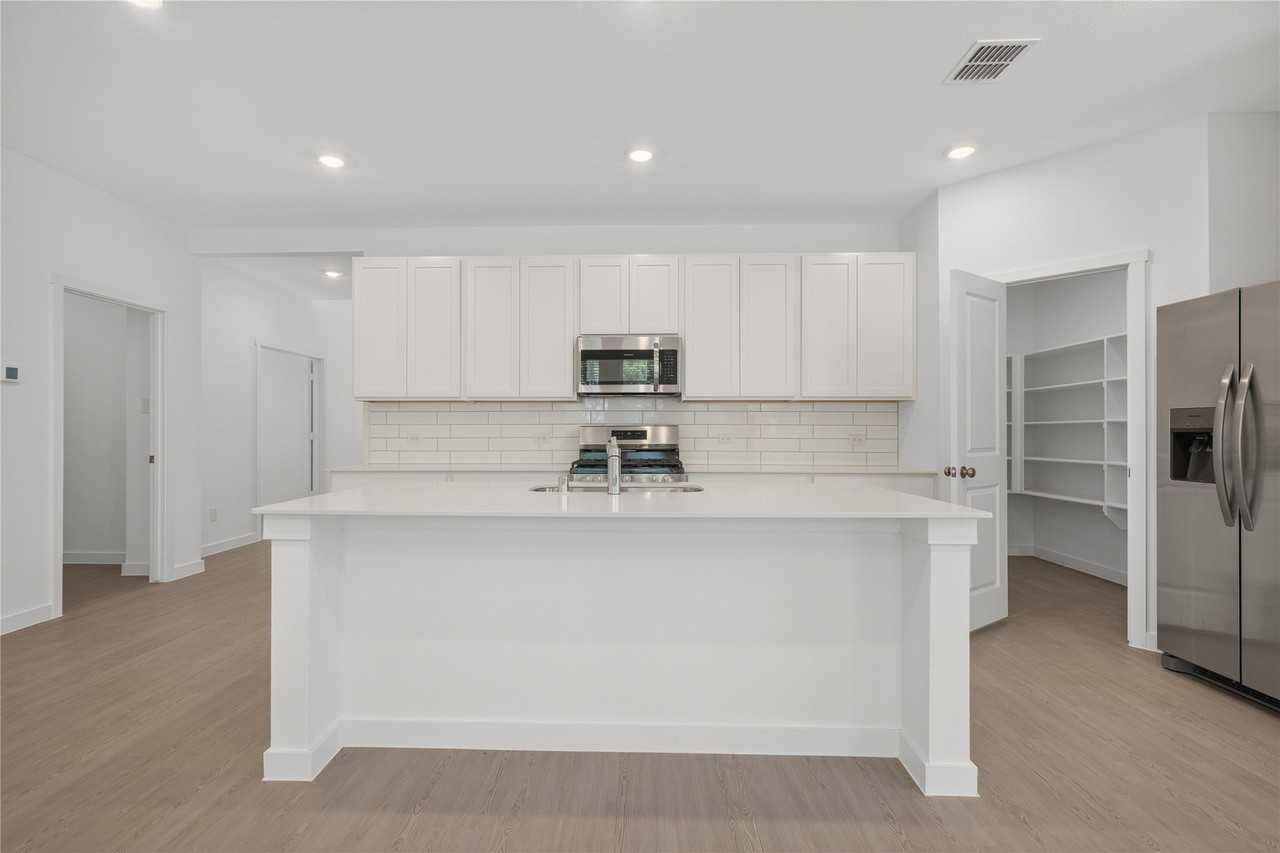 1209 Mistybrook Dr - Photo 6 of 33