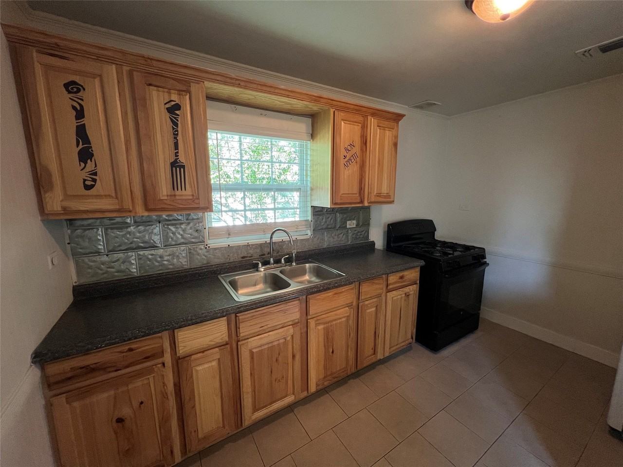 118 N Mckown Ave - Photo 4 of 12