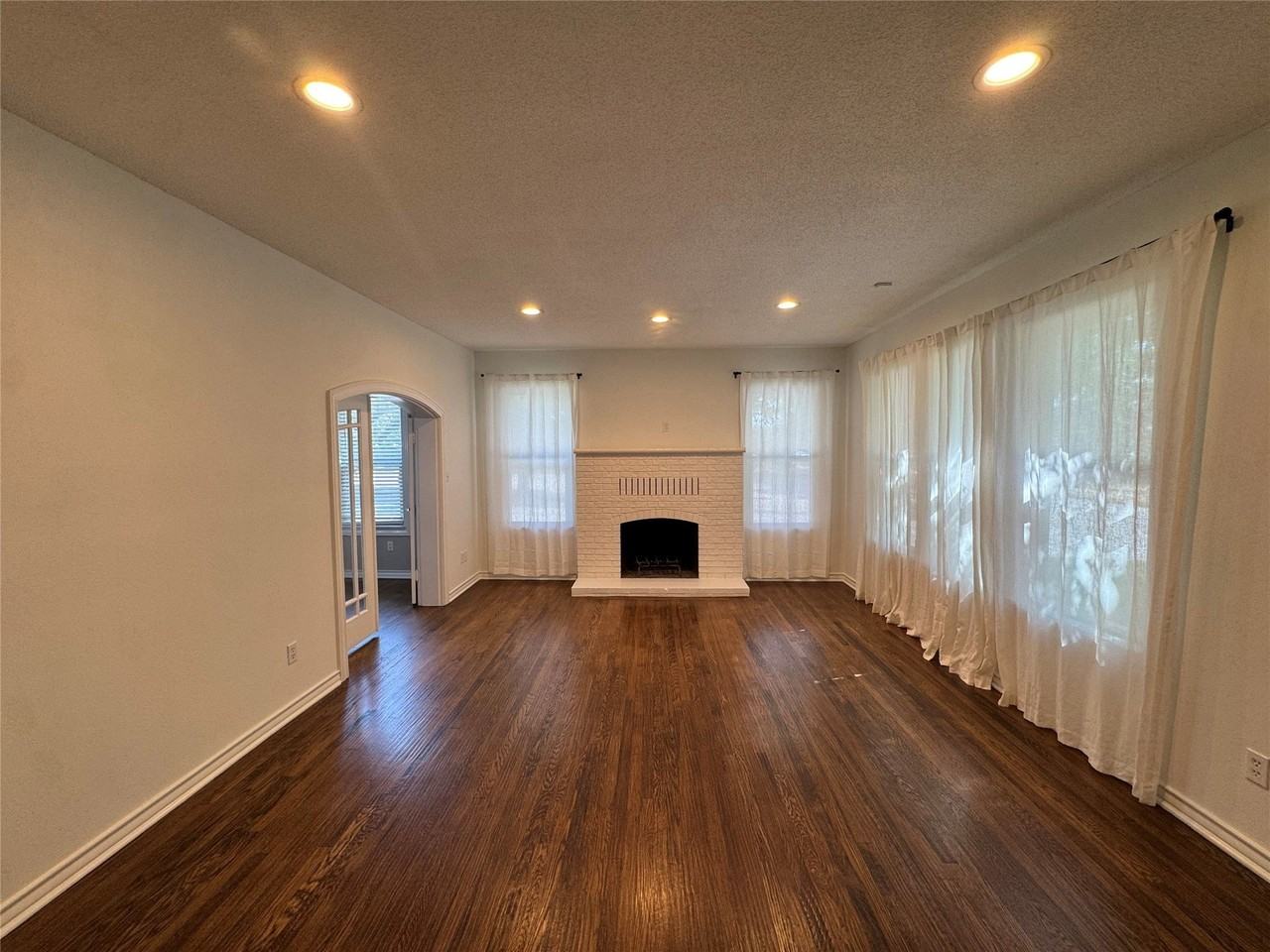 2565 Shirley Ave - Photo 2 of 32