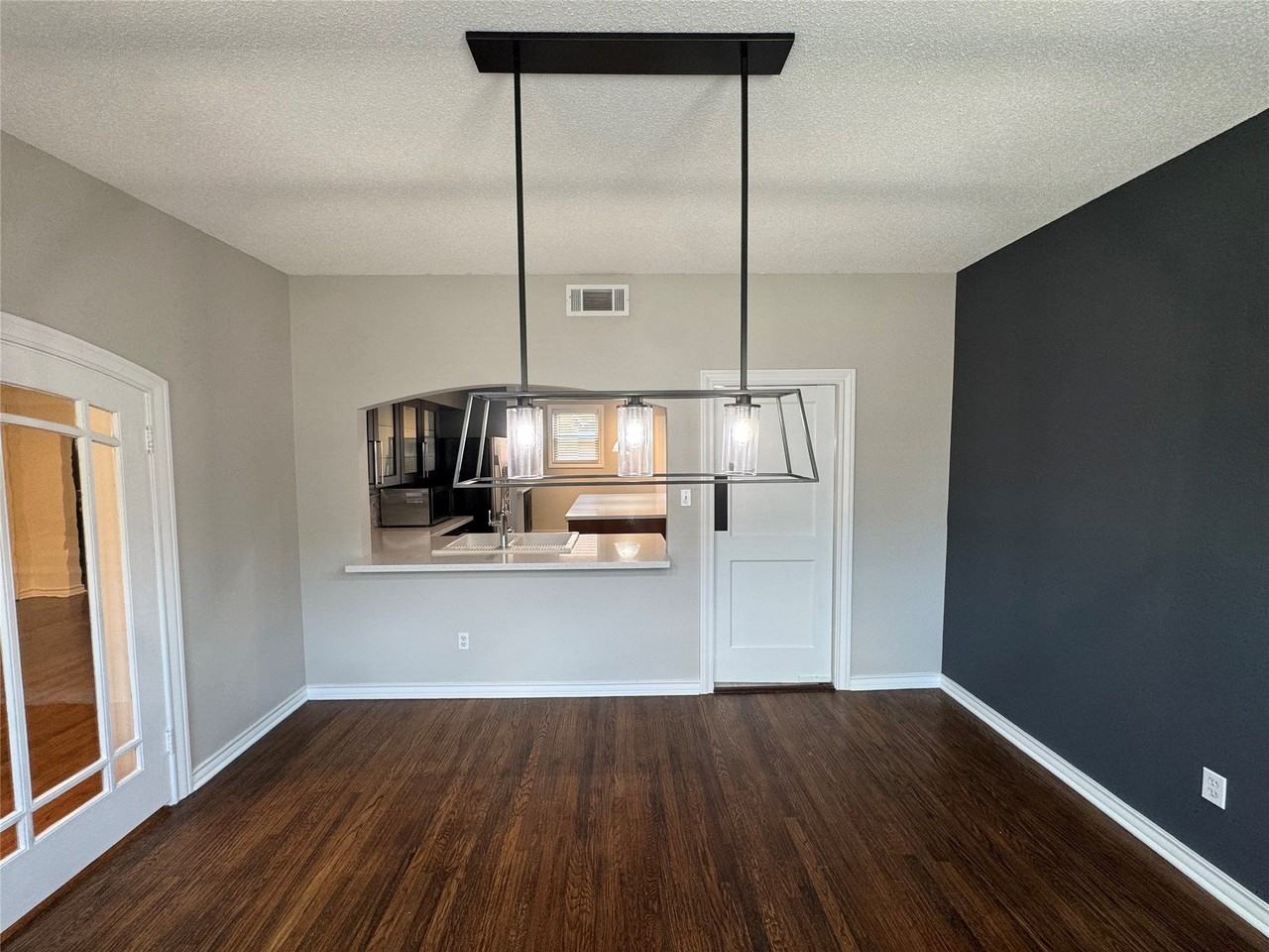 2565 Shirley Ave - Photo 4 of 32