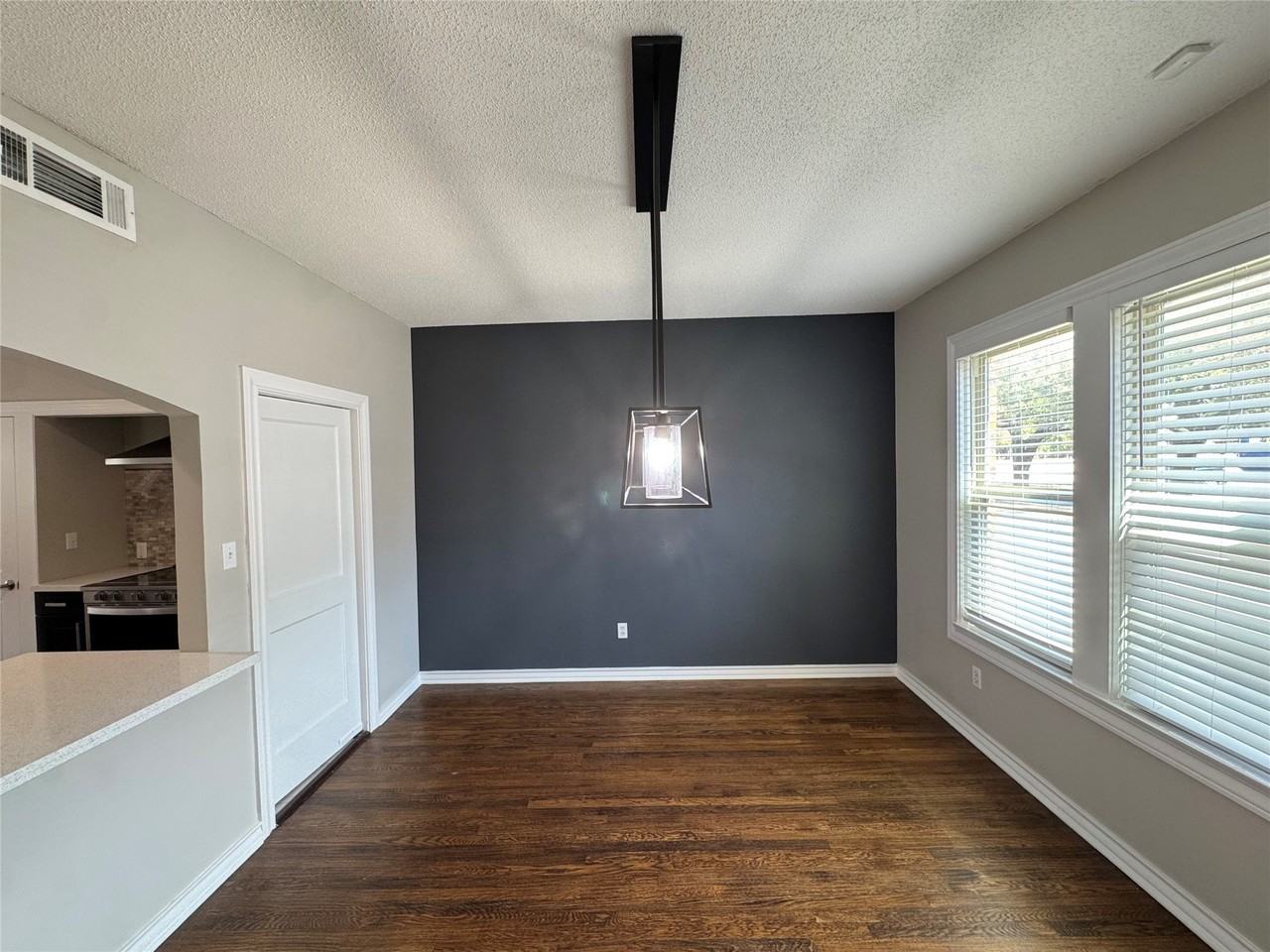 2565 Shirley Ave - Photo 5 of 32