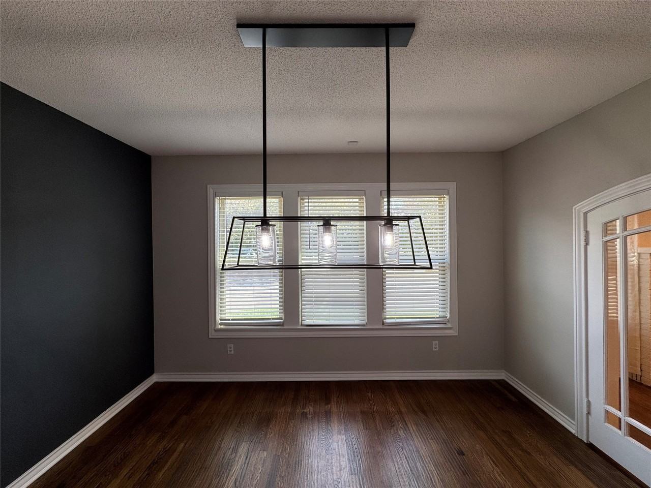 2565 Shirley Ave - Photo 6 of 32