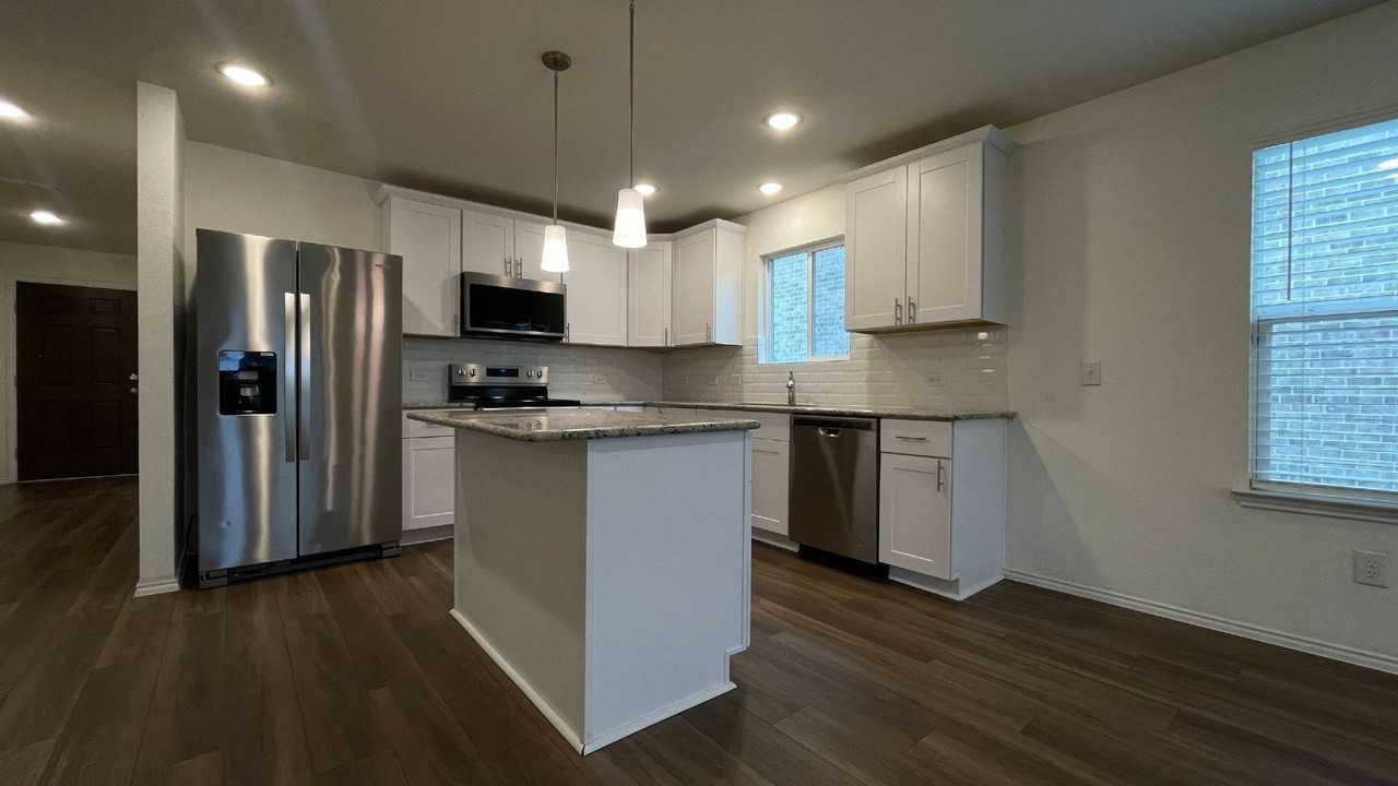 1315 Binfield Dr - Photo 3 of 20