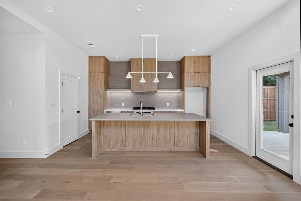 413 Graham Ave - Photo 5 of 27