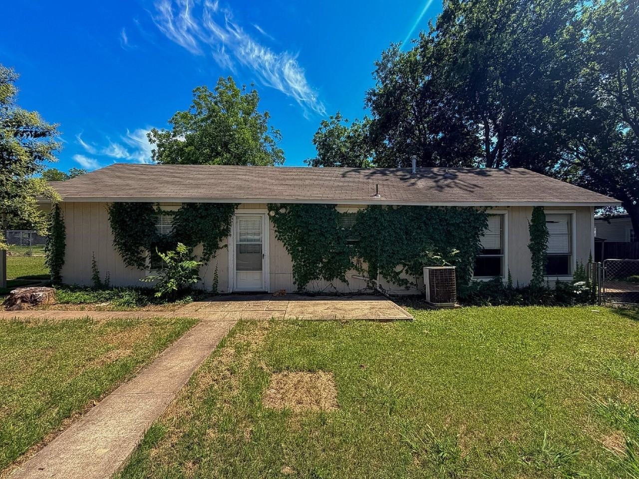 1705 N Robinson St - Photo 3 of 16