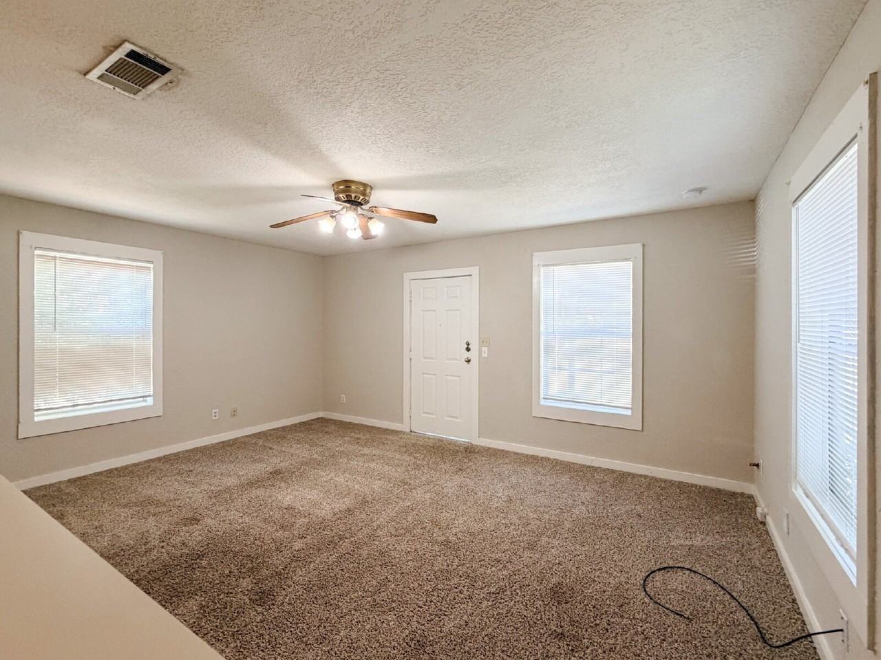 1705 N Robinson St - Photo 5 of 16