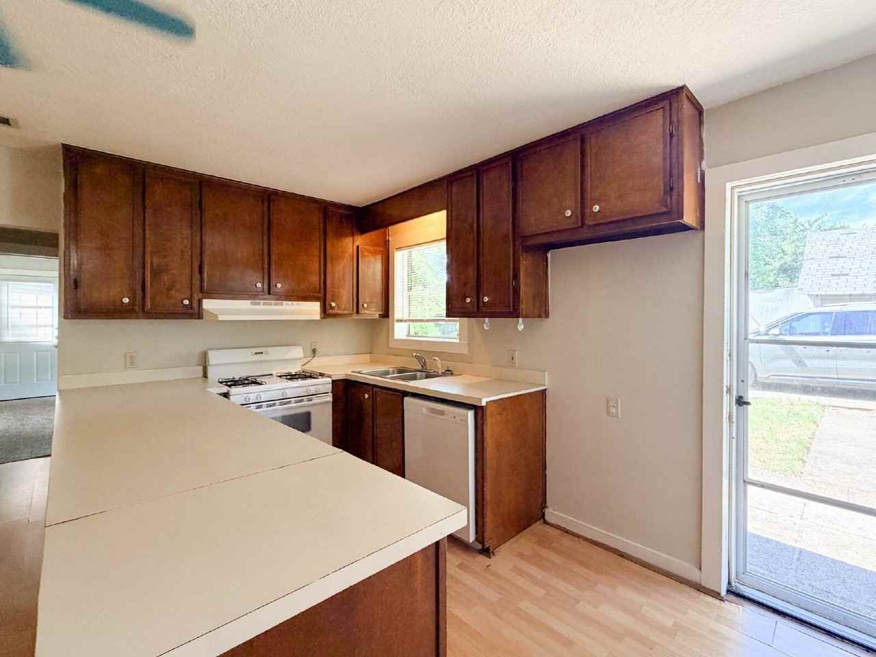 1705 N Robinson St - Photo 6 of 16