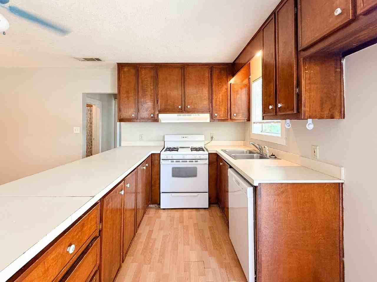 1705 N Robinson St - Photo 7 of 16