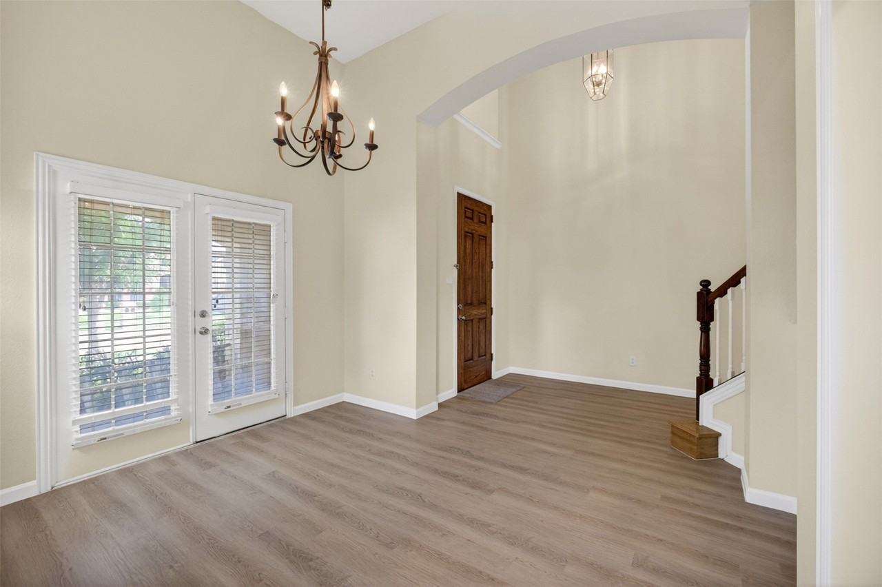 2616 Cove Dr - Photo 2 of 38