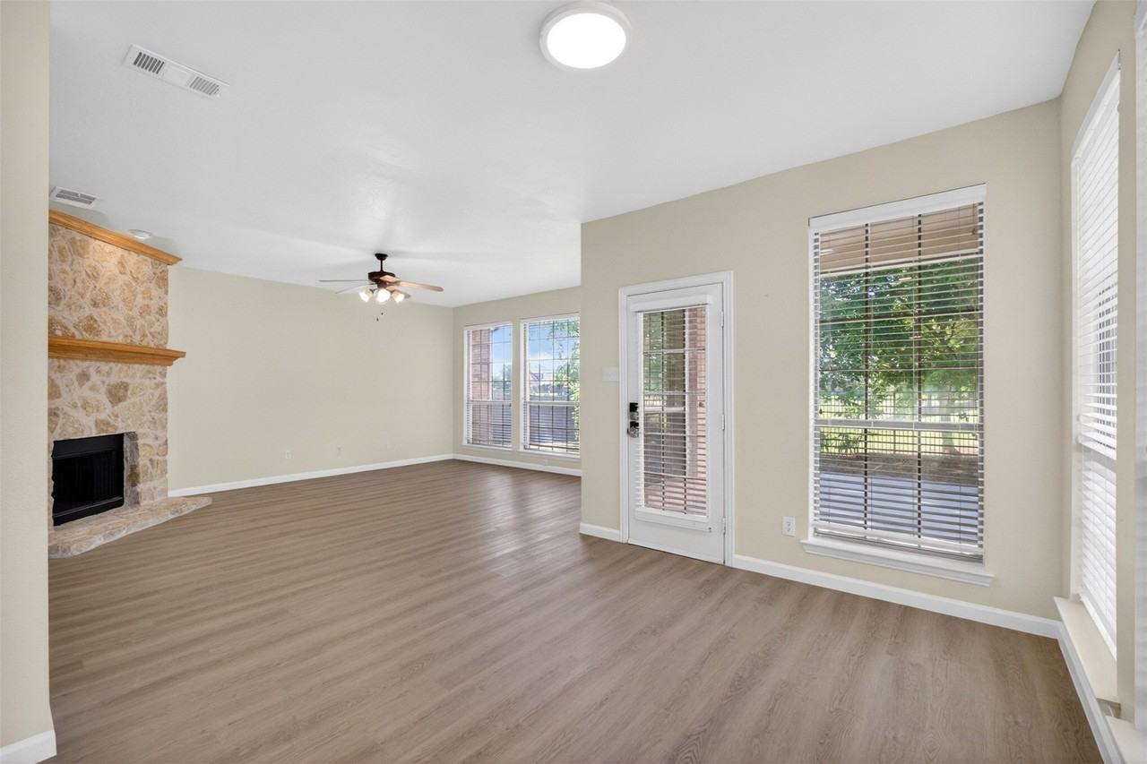2616 Cove Dr - Photo 3 of 38