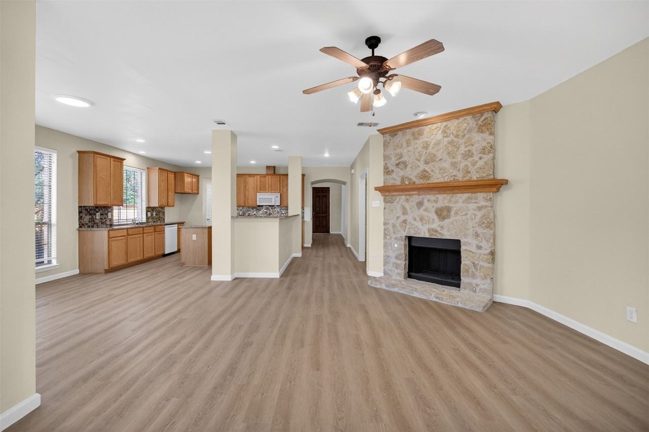 2616 Cove Dr - Photo 4 of 38