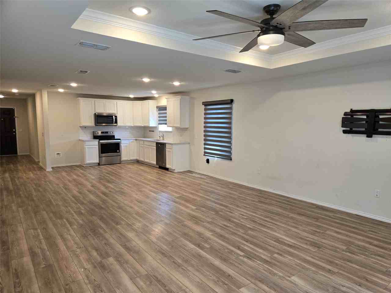 1126 Ainsley Ln - Photo 3 of 20