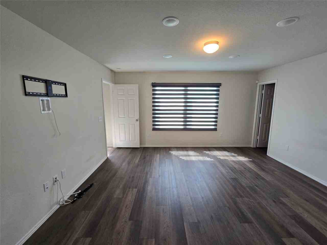 1126 Ainsley Ln - Photo 7 of 20