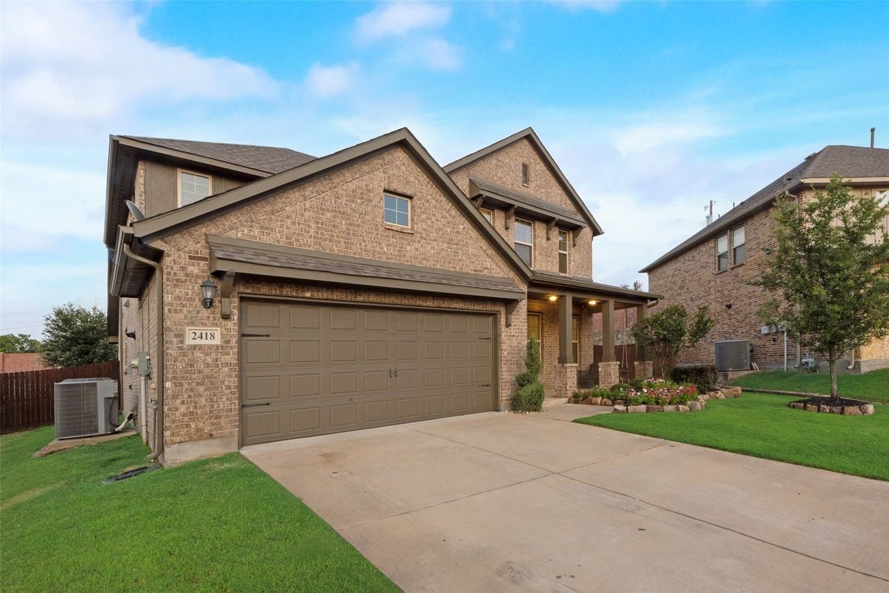 2418 Hillview Dr - Photo 2 of 30