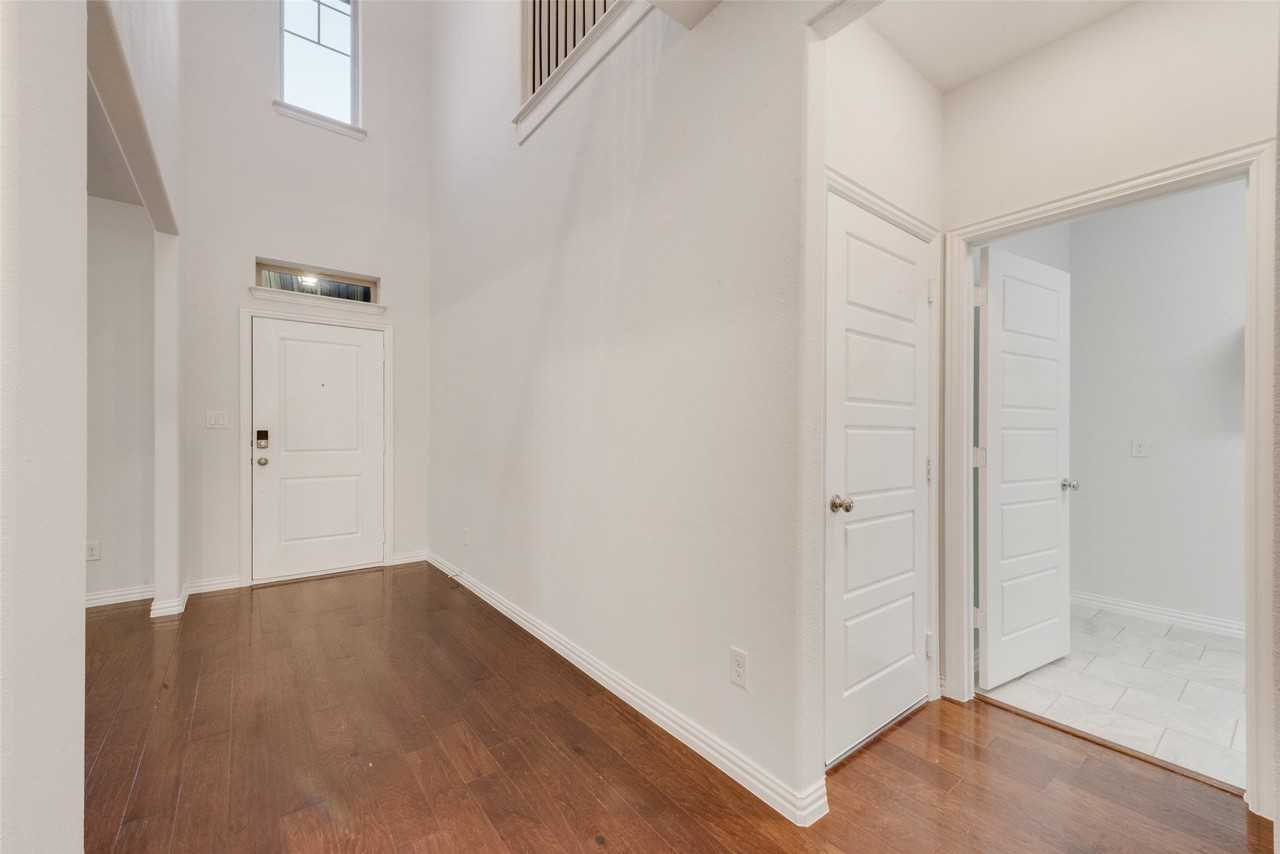 2418 Hillview Dr - Photo 3 of 30
