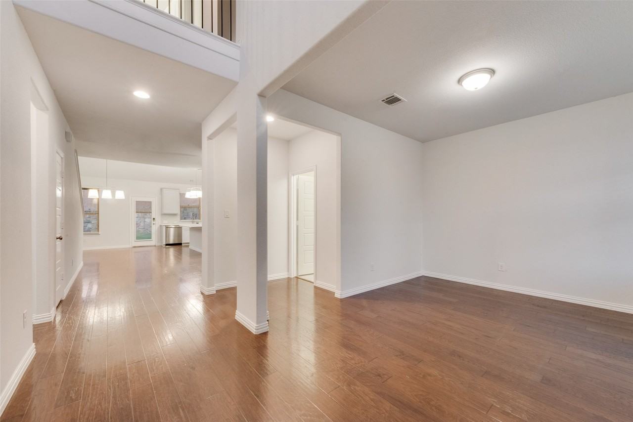2418 Hillview Dr - Photo 4 of 30