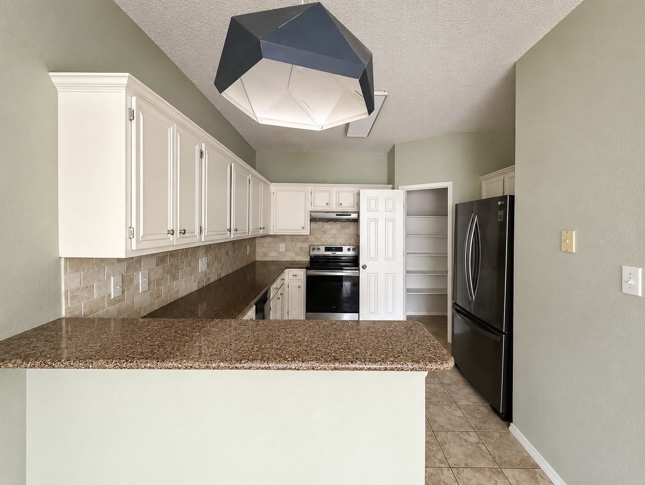 7900 Squire Ln - Photo 6 of 19