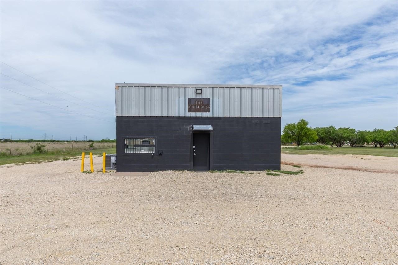 381 N Fm 707 - Photo 2 of 18