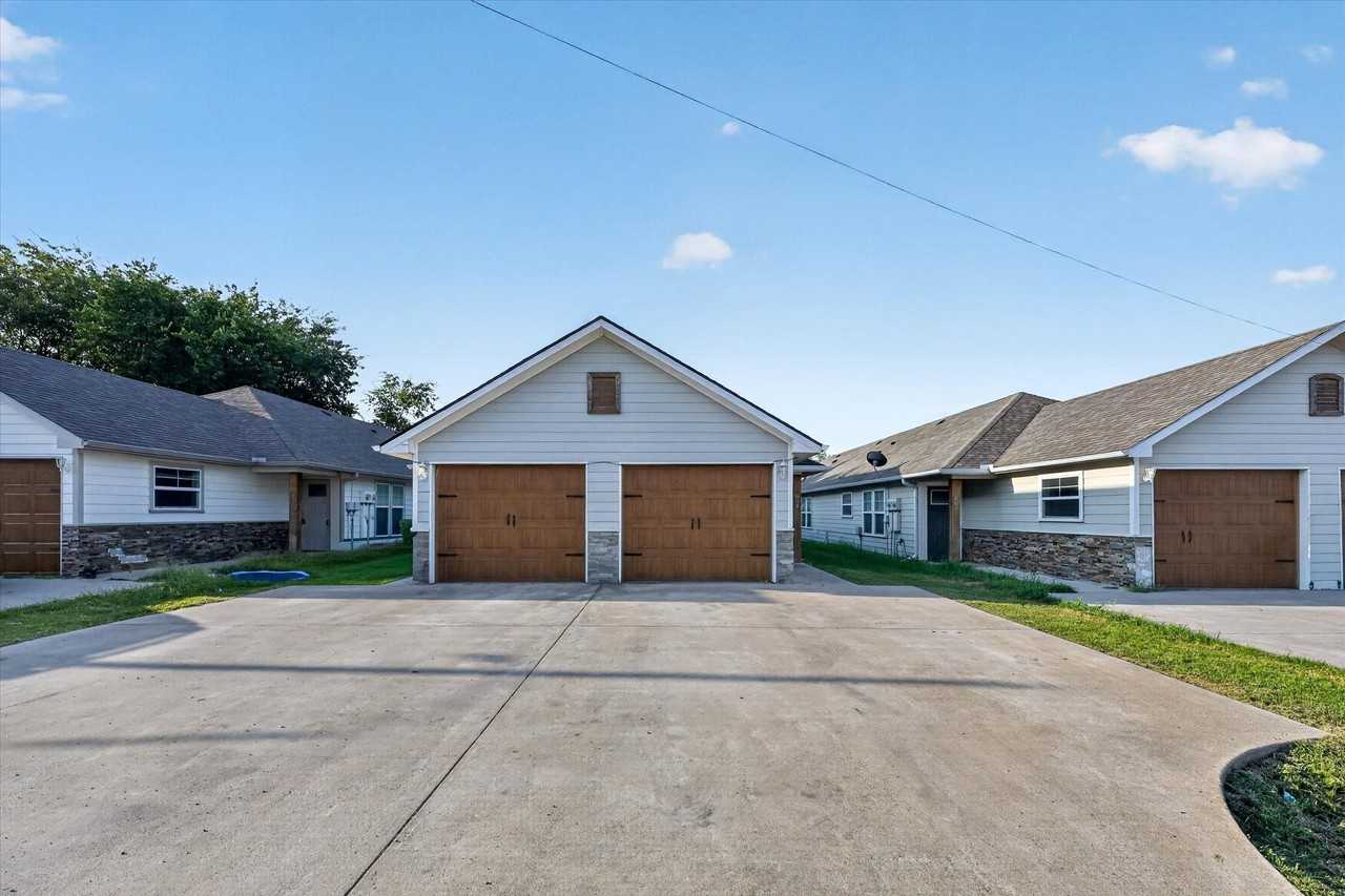 608 E College St #608