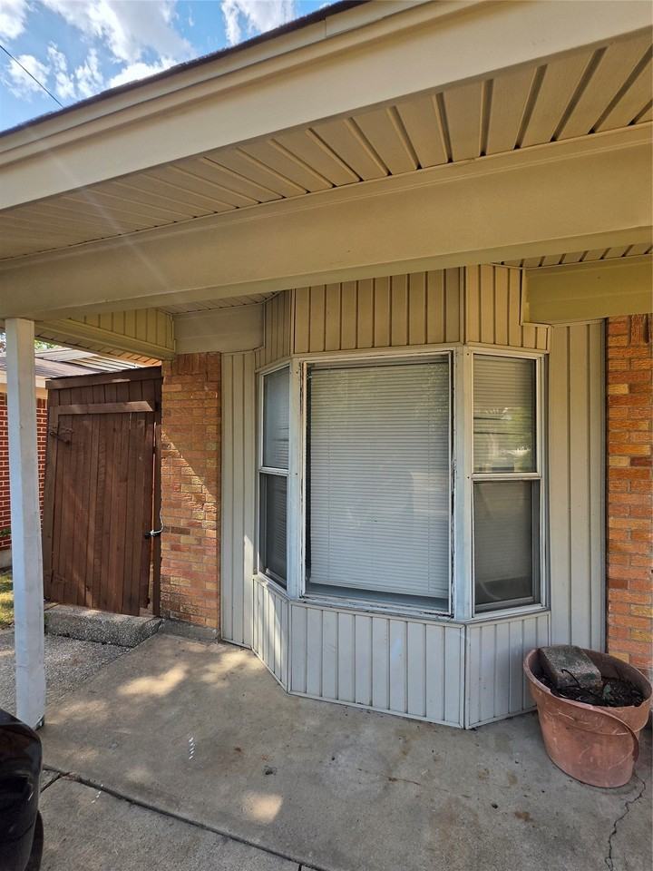 2539 Hillsboro Ave - Photo 2 of 17
