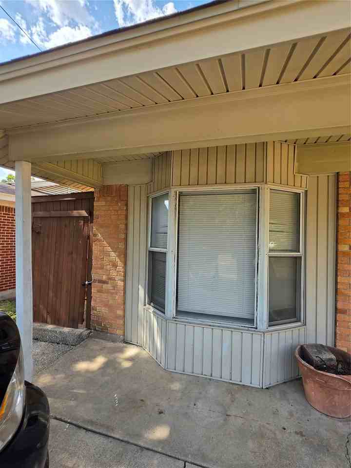 2539 Hillsboro Ave - Photo 3 of 17