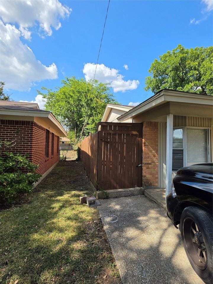 2539 Hillsboro Ave - Photo 4 of 17
