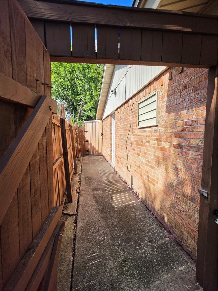 2539 Hillsboro Ave - Photo 5 of 17