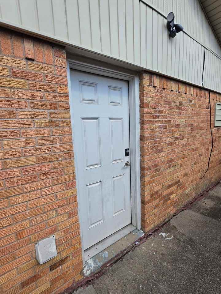 2539 Hillsboro Ave - Photo 6 of 17