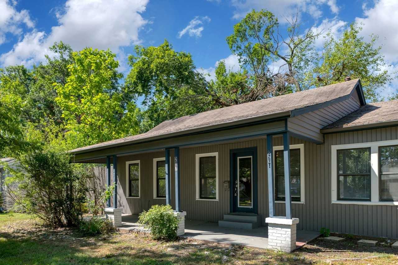207 Hackberry St - Photo 2 of 23