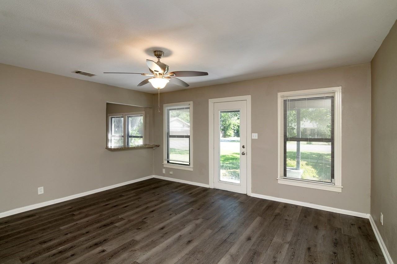 207 Hackberry St - Photo 4 of 23
