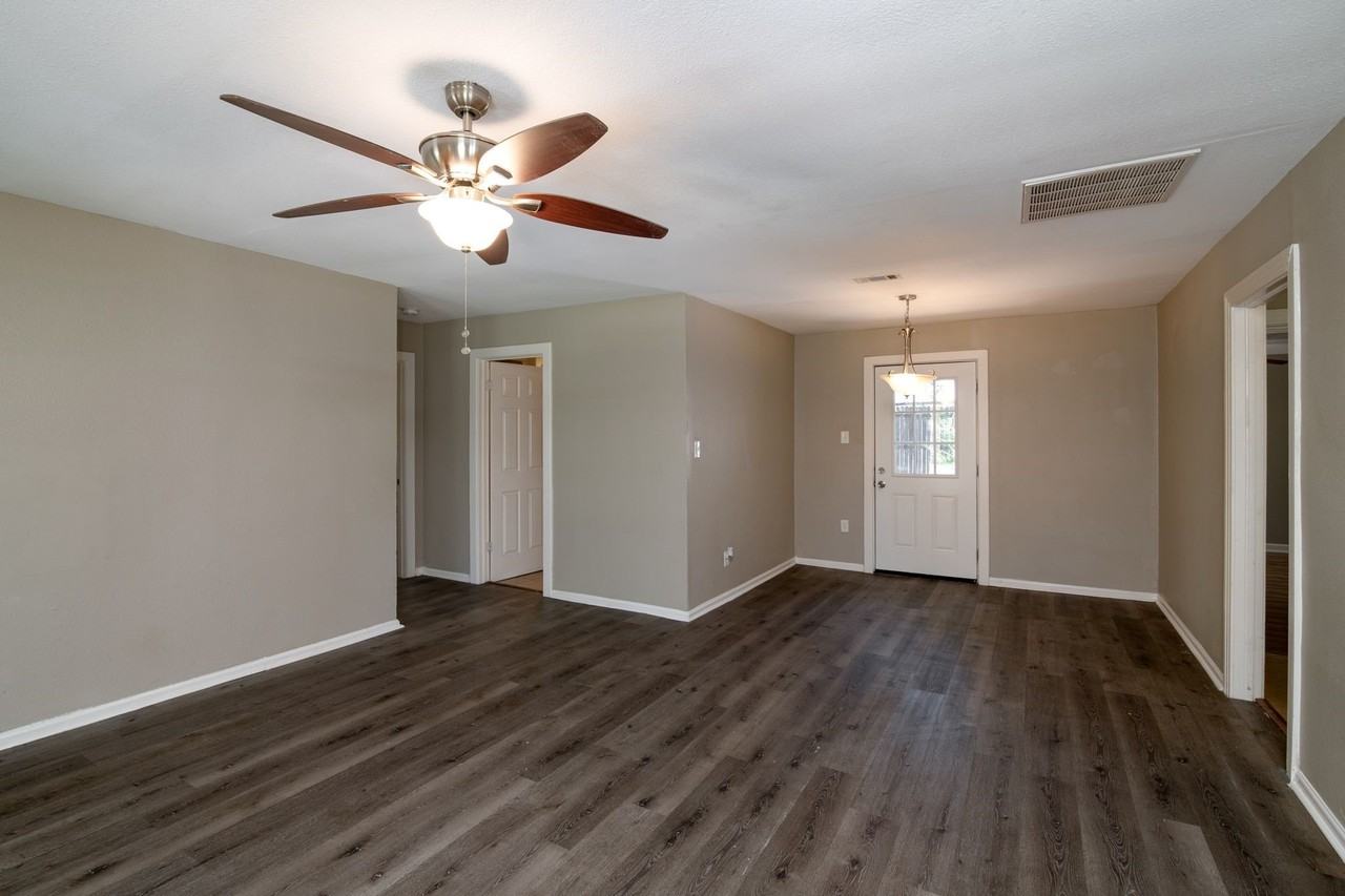 207 Hackberry St - Photo 5 of 23