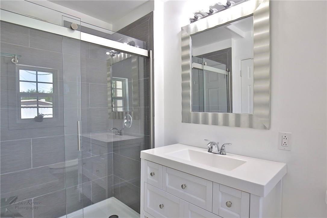 225 Lexington Ave - Photo 6 of 19