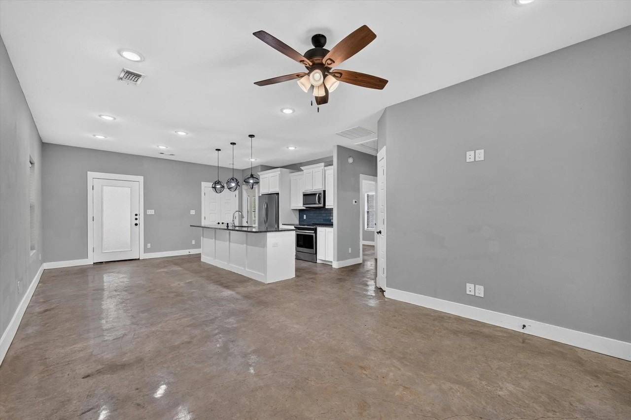 707 E Woodard St - Photo 3 of 30