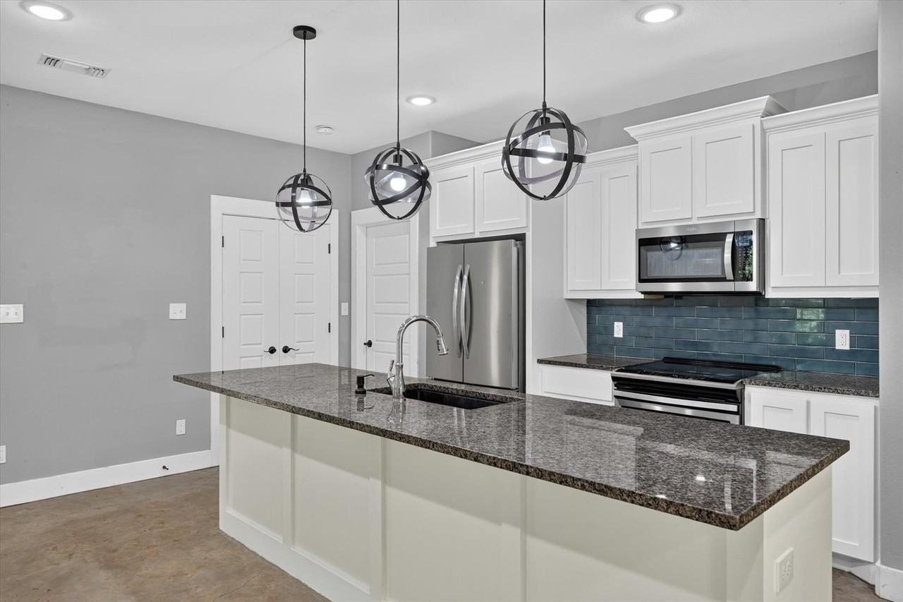 707 E Woodard St - Photo 4 of 30